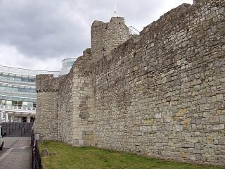 Arundel Tower, spur work and town wall, Western Esplanade, 21.6.09,  © I Peckham