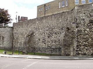 Town wall between Garderobe Tower and Forty Steps, Western Esplanade, 21.6.09,  © I Peckham