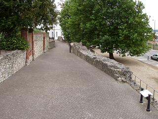 Line of town wall and memorial garden, Cuckoo Lane, 30/8/09,  © I Peckham