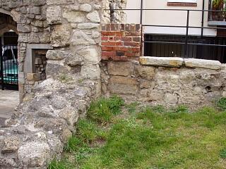 Friary Gate and town wall, Back of the Walls, 6/9/09,  © I Peckham
