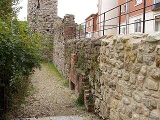 Town wall and Dovecote Tower, Lower Canal Walk, 6/9/09,  © I Peckham