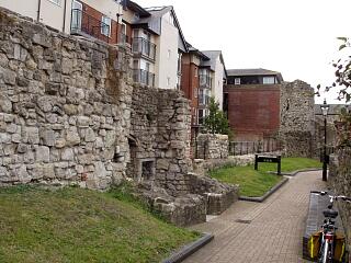 Town wall, Friary Gate and Dovecote Tower, Back of the Walls, 6/9/09,  © I Peckham