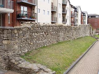 Town wall between Reredorter Tower and Friary Gate, Back of the Walls, 6/9/09,  © I Peckham